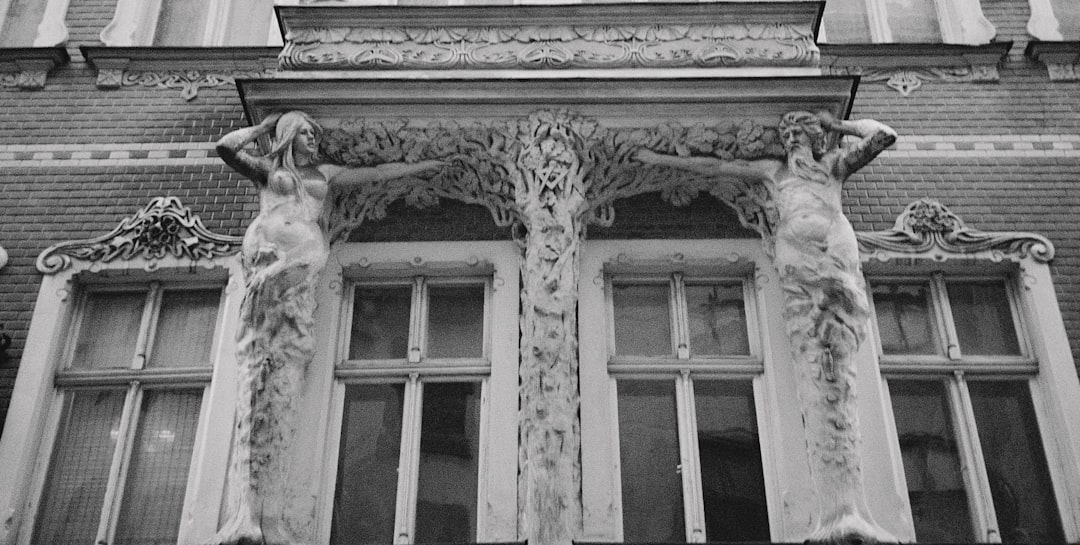 a black and white photo of a building